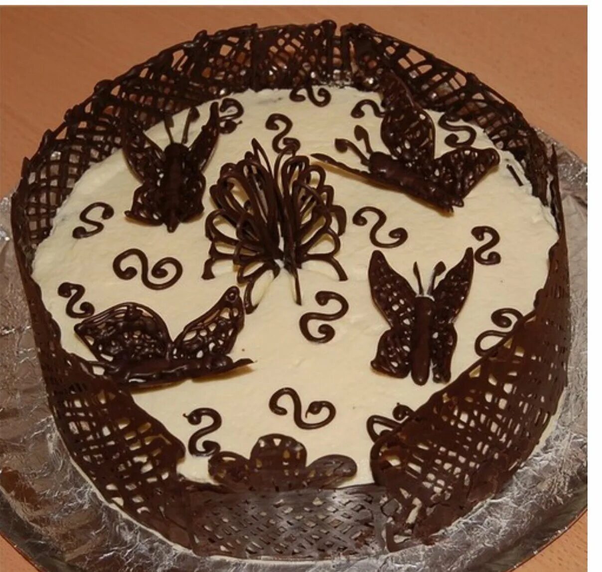 Украшение торта шоколадными фигурками. Декорация из шоколада. Декор из шоколада для торта. Декор для торта бабочки шоколад. Ажурные украшения из шоколада.