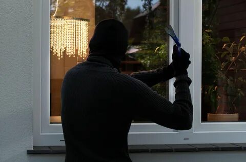 Проникли в квартиру через окно