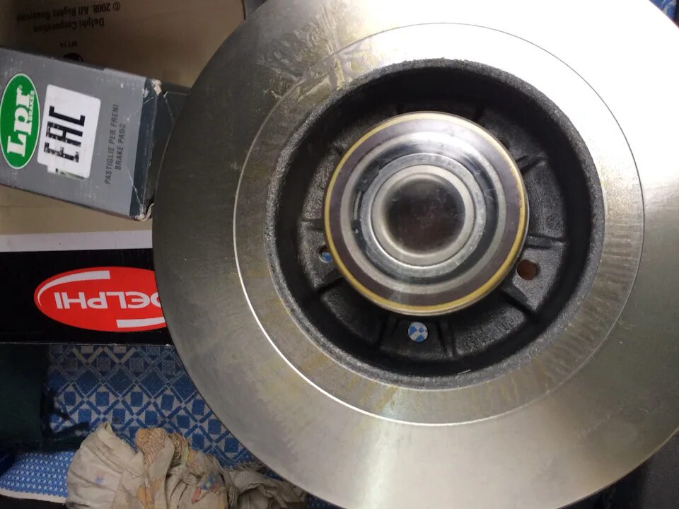 Задний тормозной диск рено меган 2. Диск тормозной задний рено. Тормозной диск с абс подшипником меган 3. Диск тормозной задний рено. Задний диск рено меган 2.