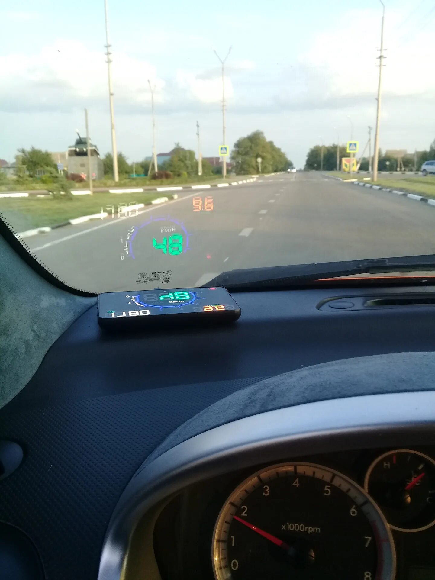 Hud проектор на лобовое стекло e60. Проекционный экран на лобовом стекле мазда 3. Проекция на лобовое стекло гранта. Держатель пропуска в авто. Держатель парковочного талона skoda.