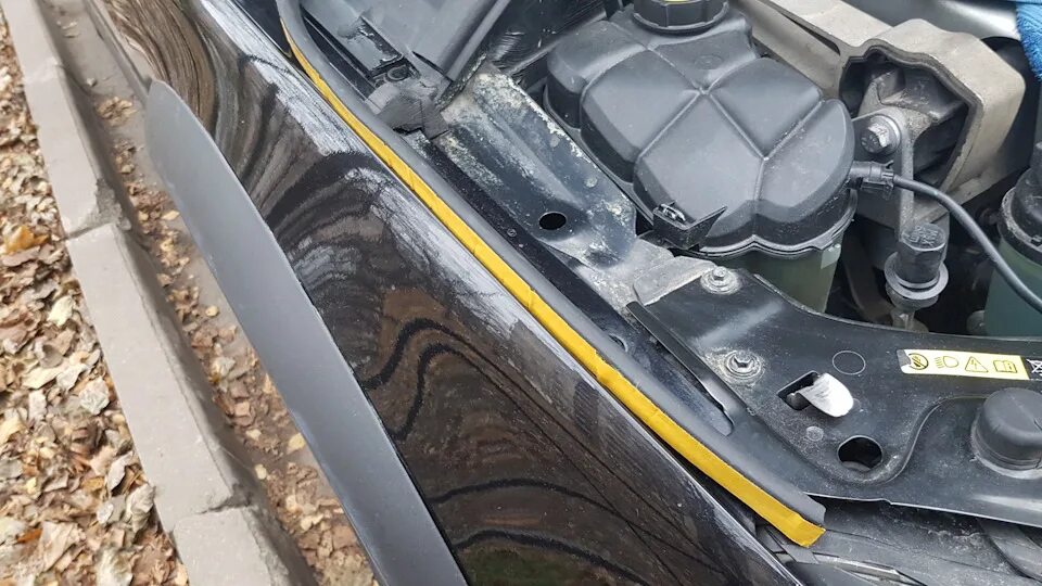 Датчик капота вольво хс70. Шумоизоляция капота калина 1. Volvo xc70 под капотом. "капот" volvo арт. Уплотнитель капота hyundai ix35.