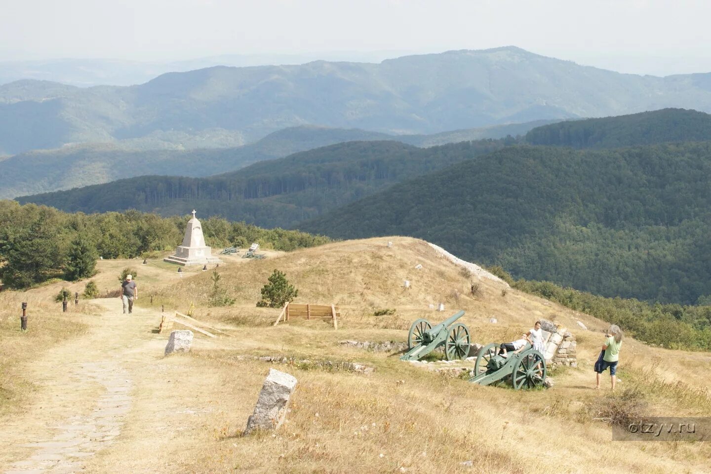 Горный перевал в болгарии. Шипка (гора). Шипкинский перевал стара-планина. Перевал шипка болгария. Горный перевал в болгарии.