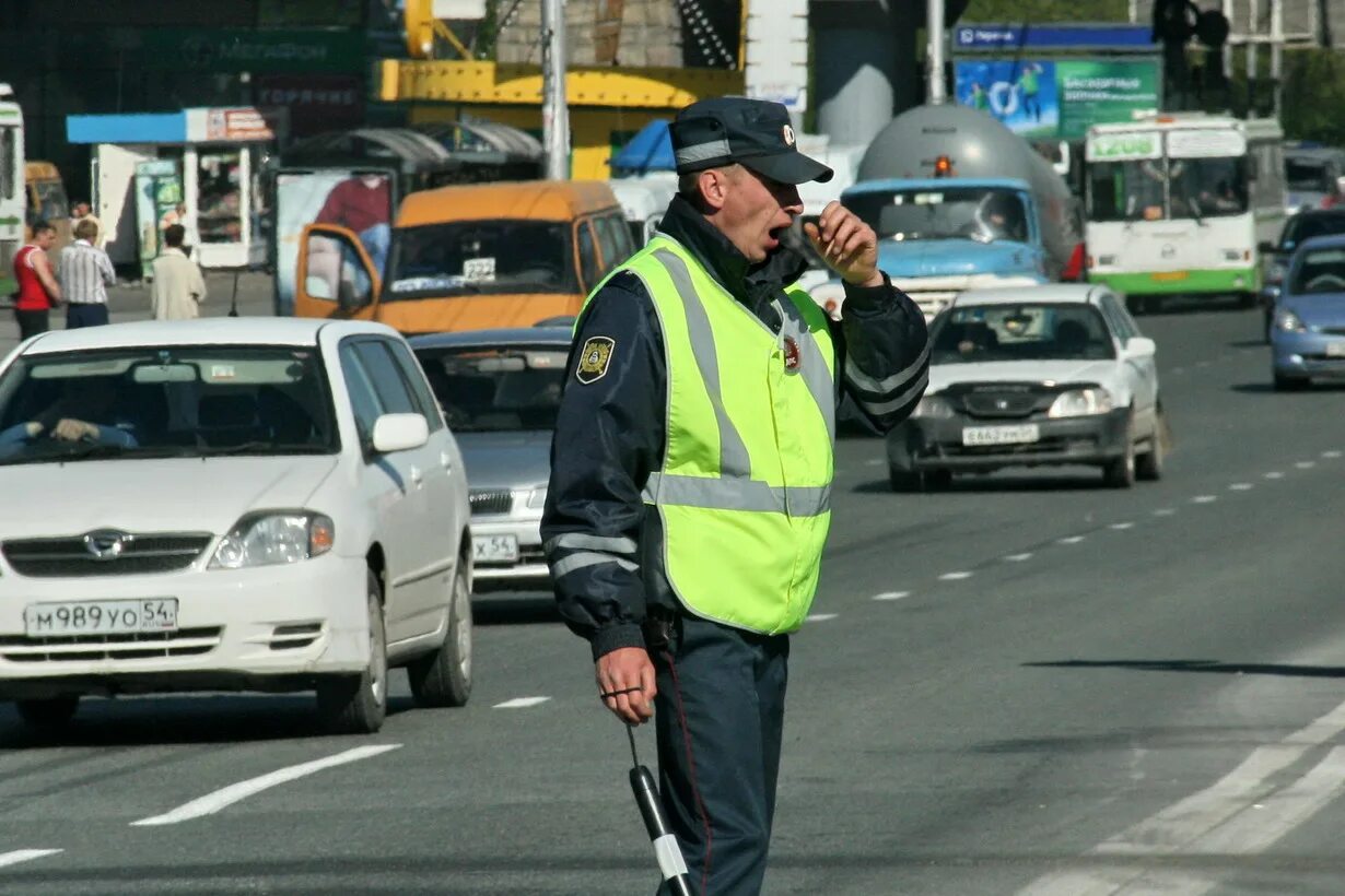 Гайцы. Гаишник и водитель. Гайцы. Гаишник останавливает машину. Инспектор гаи.