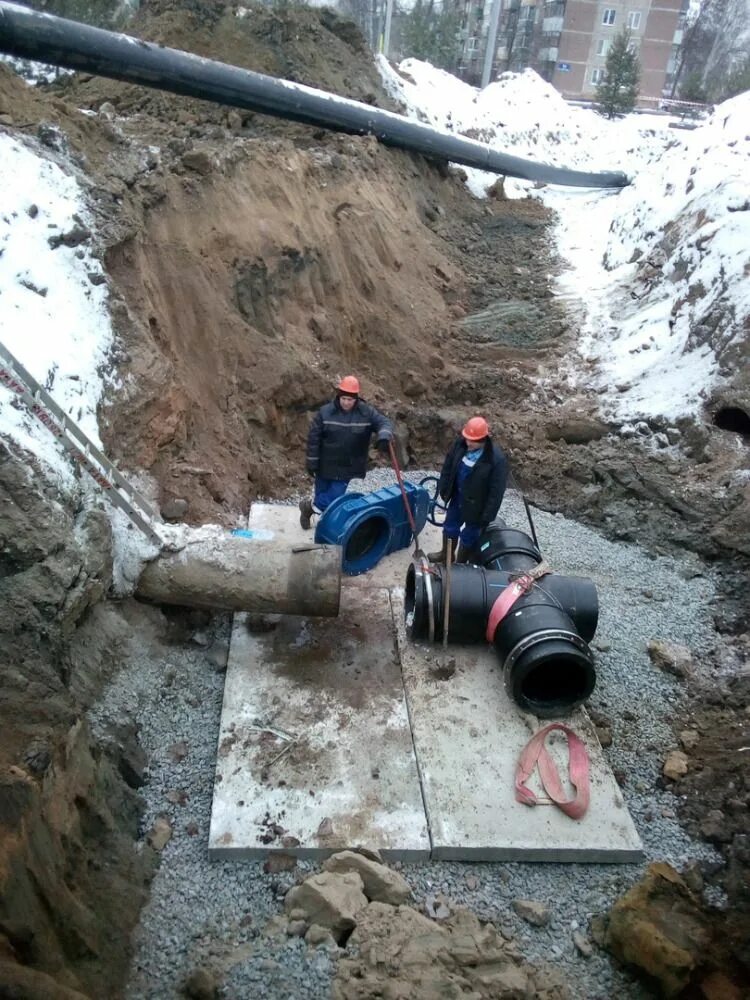 Врезка трубы в колодец водопровода. Камера на сети водоснабжения. Камера на сети водоснабжения. Камера на сети водоснабжения. Затвор пнд 110.