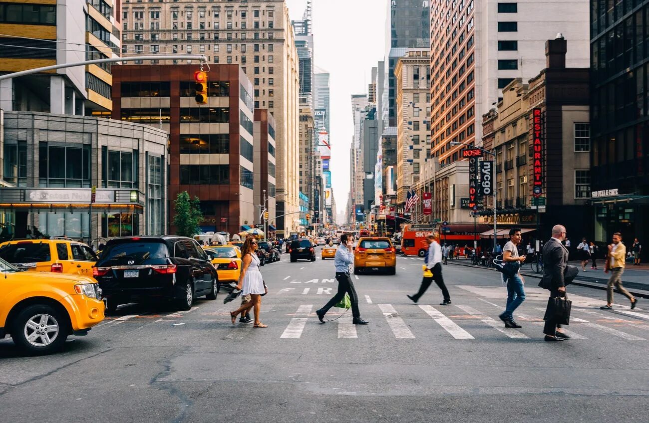 New york city streets. Нью Йорк 42 стрит Манхэттен. Нью Йорк легсингтон. Нью-Йорк улицы. Людная улица Нью Йорка.