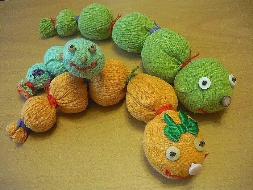Детские поделки игрушки. Рукоделие для детей. игрушки самоделки. поделка из носка гусеница. рукоделие для дошкольников.