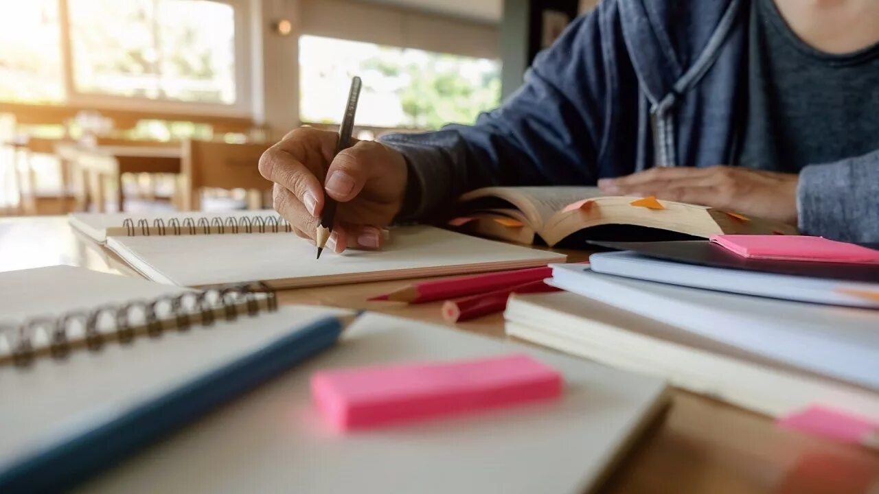 Homework assignment. Учеба картинки. homework фон. картинка для фона учеба. стол с домашним заданием.