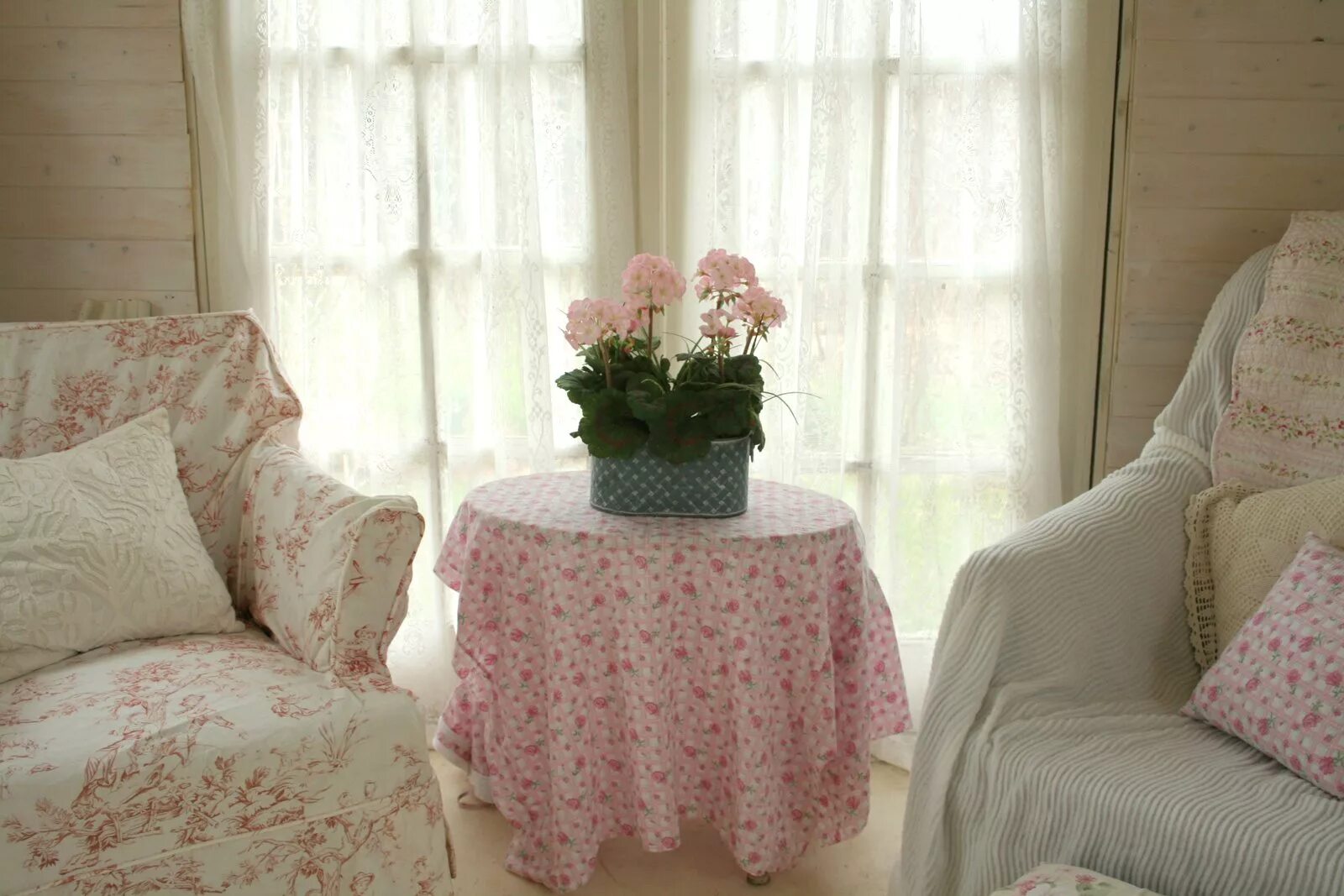 безделушки для уюта в доме. предметы интерьера для дома. уютное рукоделие. лоскутное одеяло. уют рукоделие.