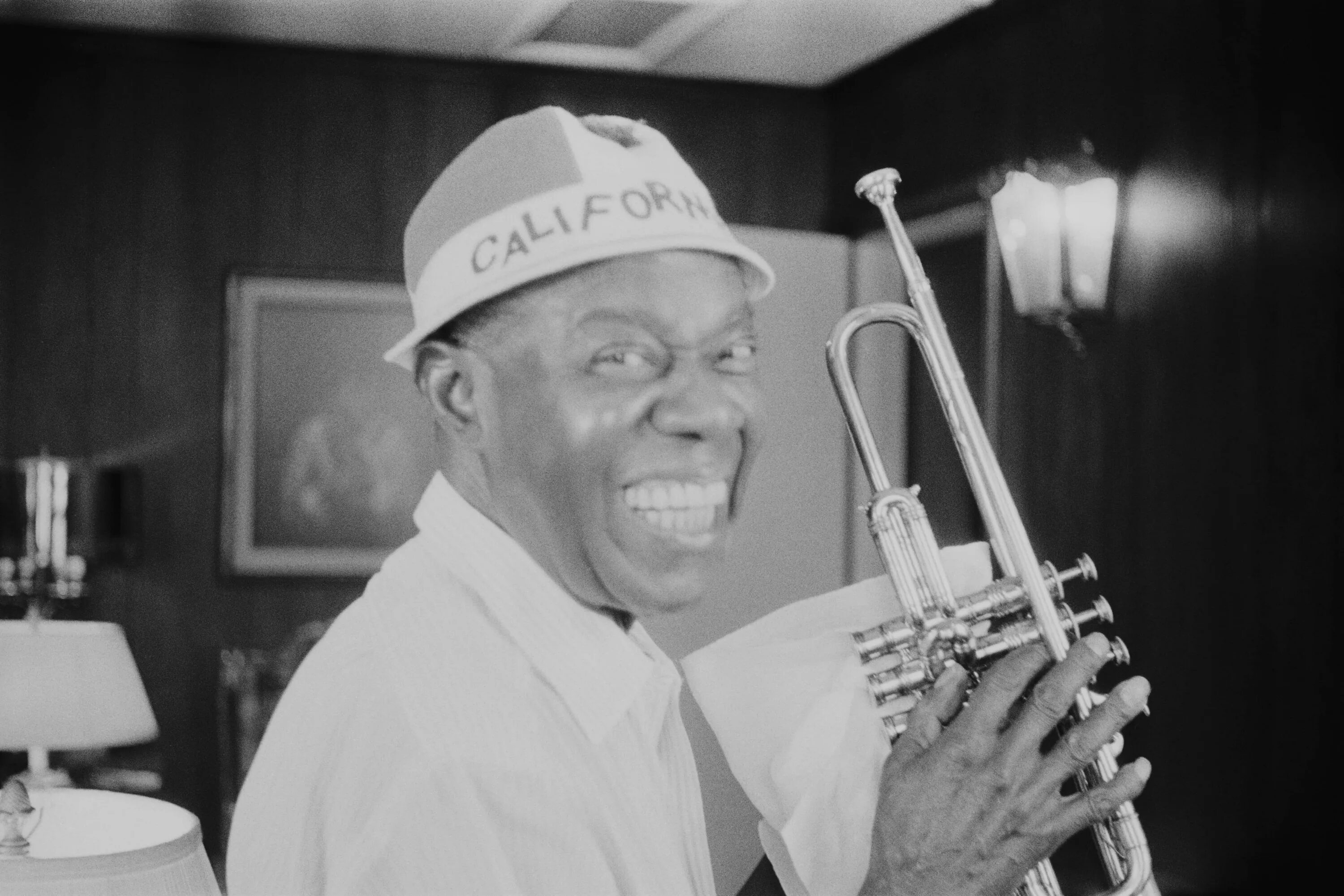 На каком инструменте играл луи. Louis armstrong. луи дэниел армстронг. луи армстронг фото. дом луи армстронга.