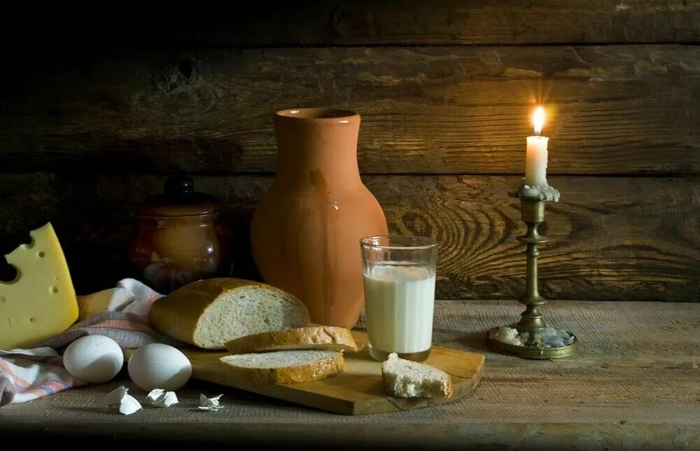 Свеча в деревенском доме. Горящая свеча на окне. Свечки деревня. Свечки деревня. Свечки деревня.