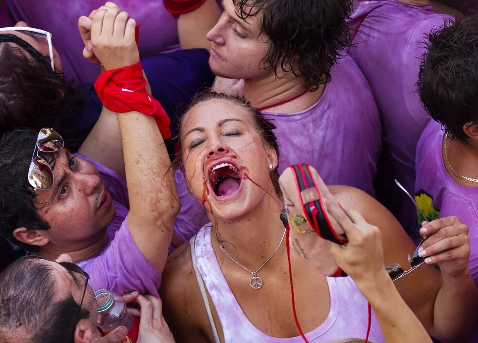 толпой на день рождения. шумная толпа. толпой на день рождения. празднование дня рождения. Moshpit группа.