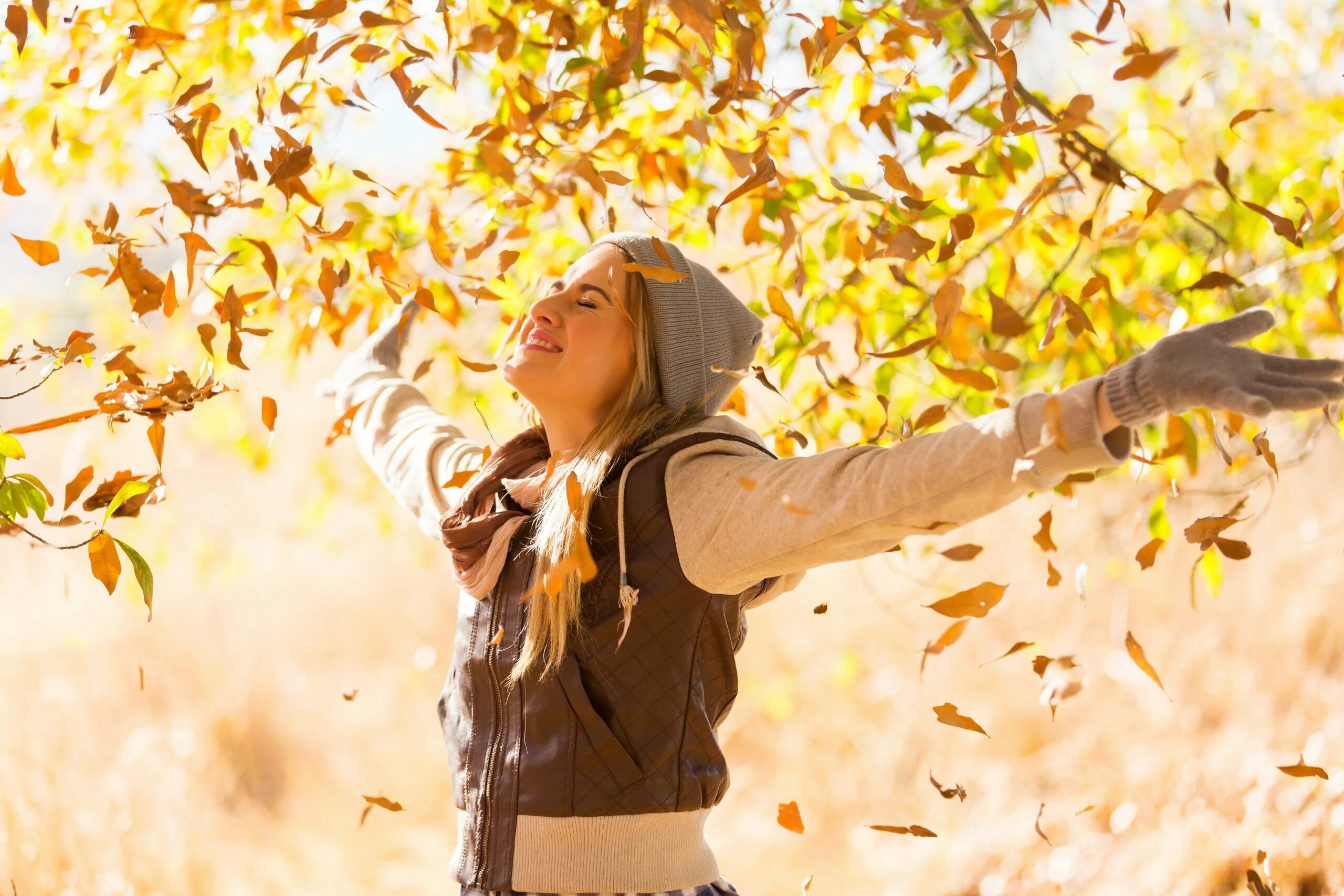 Fall like. Люди осенью. Осень и женщина и радость. Счастливые люди осенью. Человек в листве.