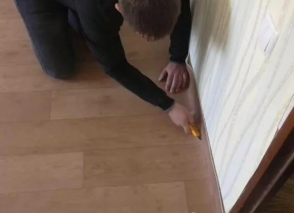 Человек с ламинатом в руках. В вашей комнате мама решила поменять линолеум. Подготовка к поклейке обоев. Поклейка линолеума. Правильная раскройка линолеума.