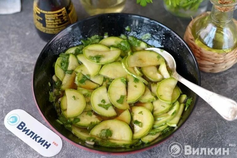 Быстрые кабачки с медом. Маринованные кабачки быстрого приготовления по-корейски. Малосольные кабачки быстрого приготовления. Маринованные кабачки быстрого приготовления. Кабачки.