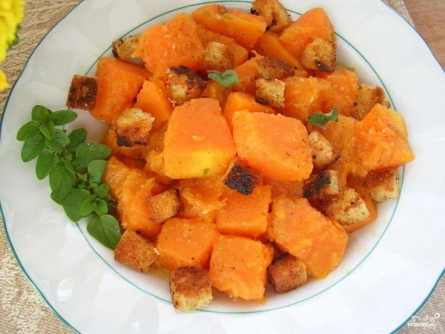 Тыква быстро и вкусно на сковороде. Гарнир из тыквы. тыква на сковороде. жареная тыква. тыква обжаренная кусочками.