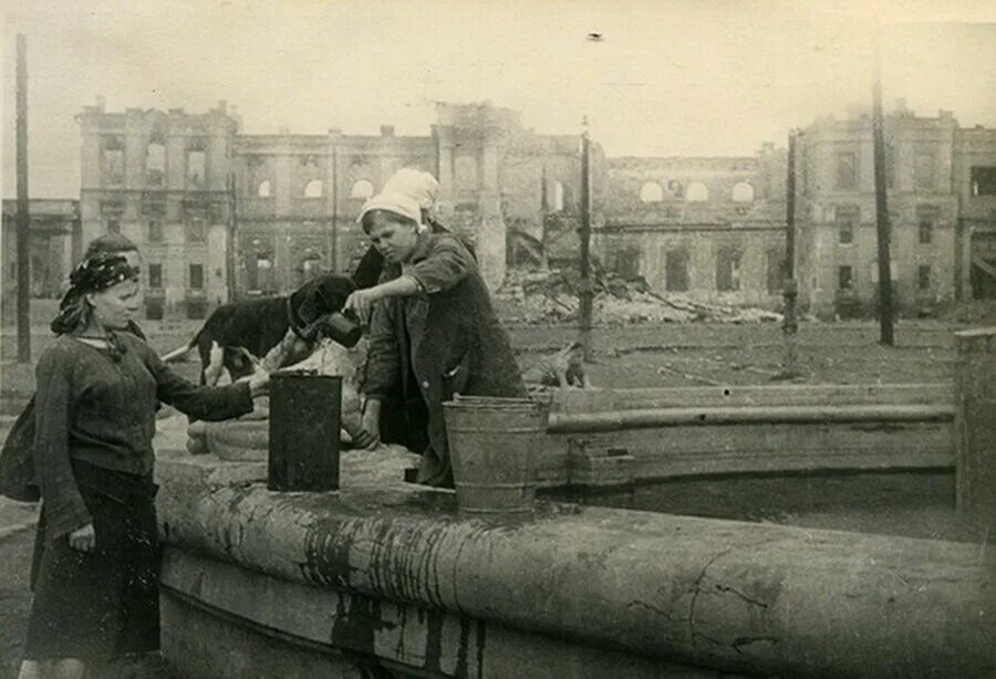 Во время войны и потом. Сталинград вокзал 1942. Вокзал Сталинград 1943. Волгоград фонтан 1942.