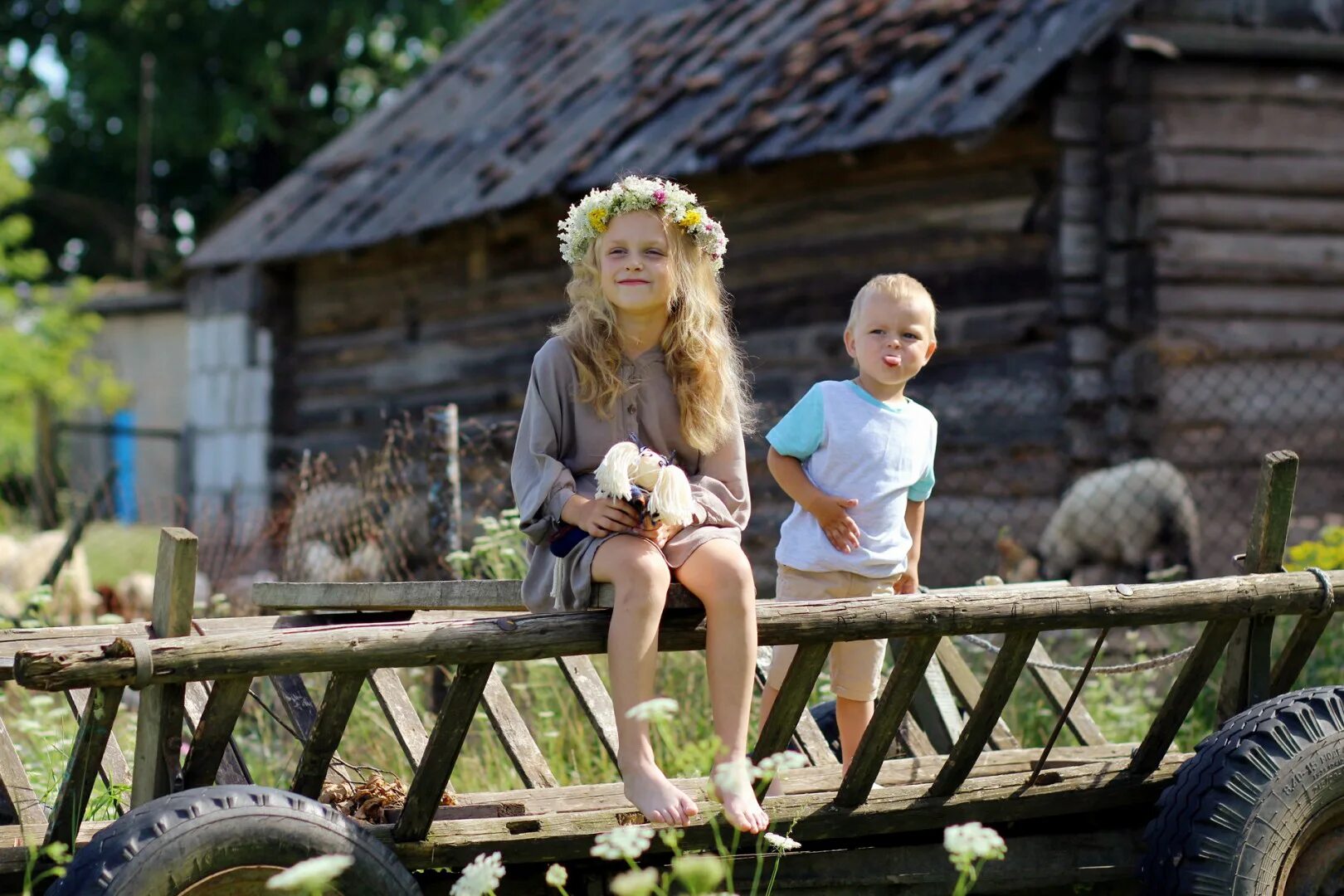 Children village live. Босоногое детство в деревне. Девочка в деревне. Сельские дети. Сельские девочки.