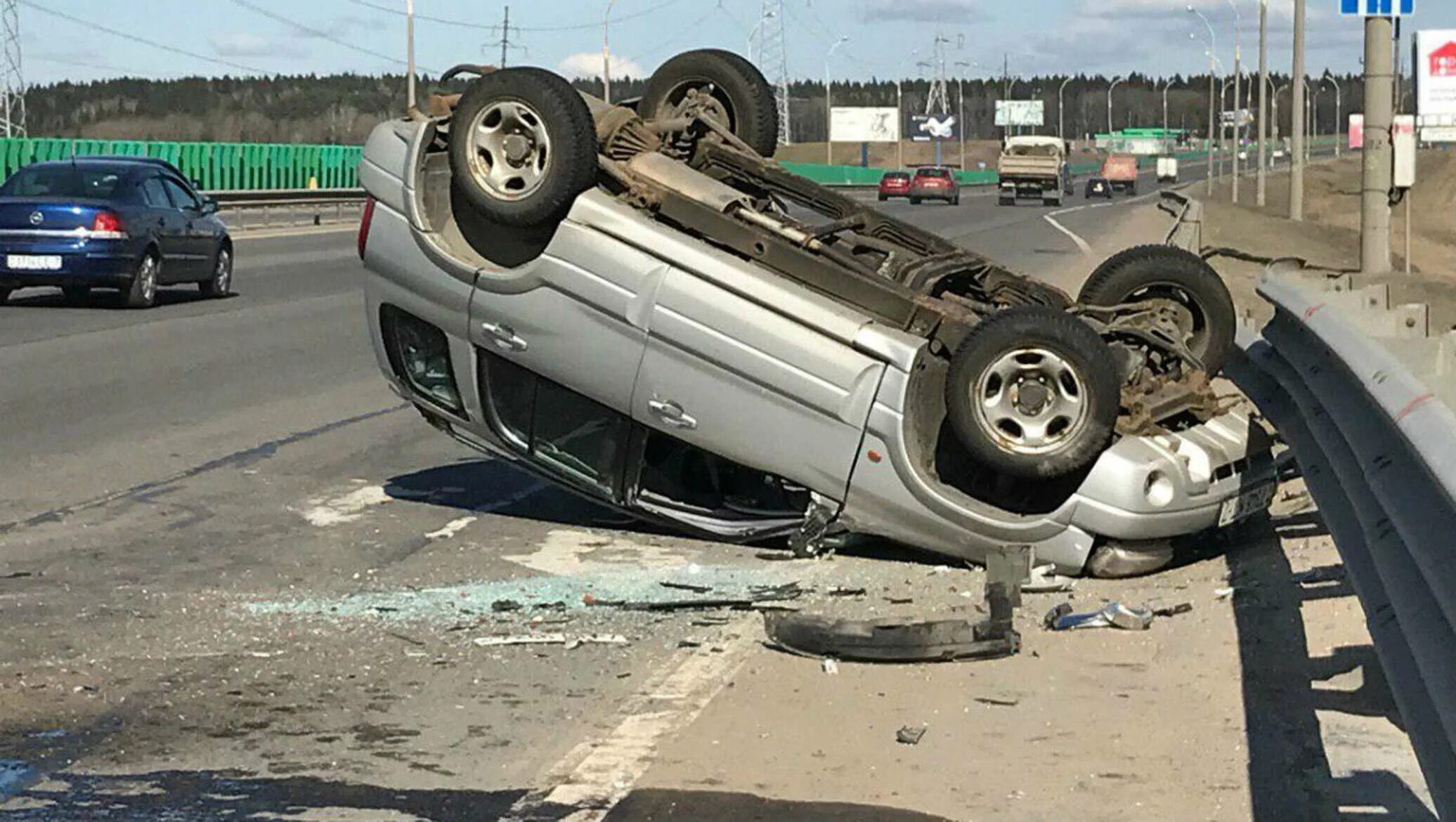 Грузовик перевернулся на мкаде. Авария на мкаде 31 августа 2021. Бензовоз перевернулся. Дтп с автобусом на мкаде сегодня. Перевернутый грузовик на новорязанском шоссе.