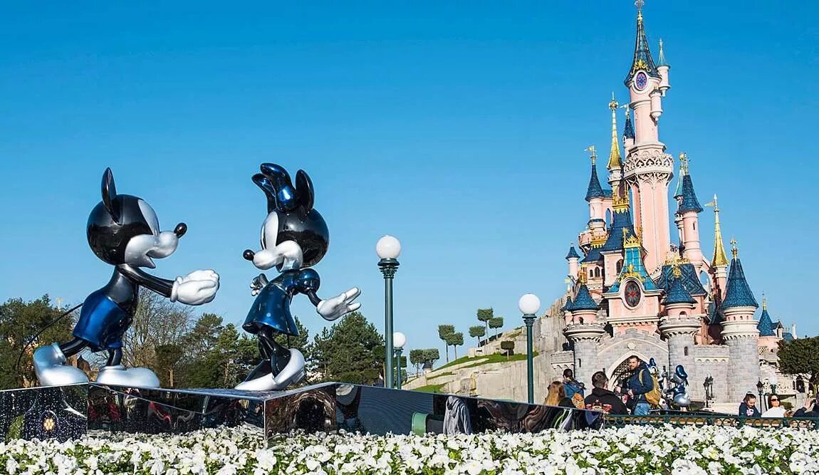 Тур в диснейленд. Диснейленд Париж Disneyland Paris. Диснейленд Париж парки развлечений во Франции. Fantasyland Диснейленд Париж. Парк Диснейленд Вилладж в Париже.