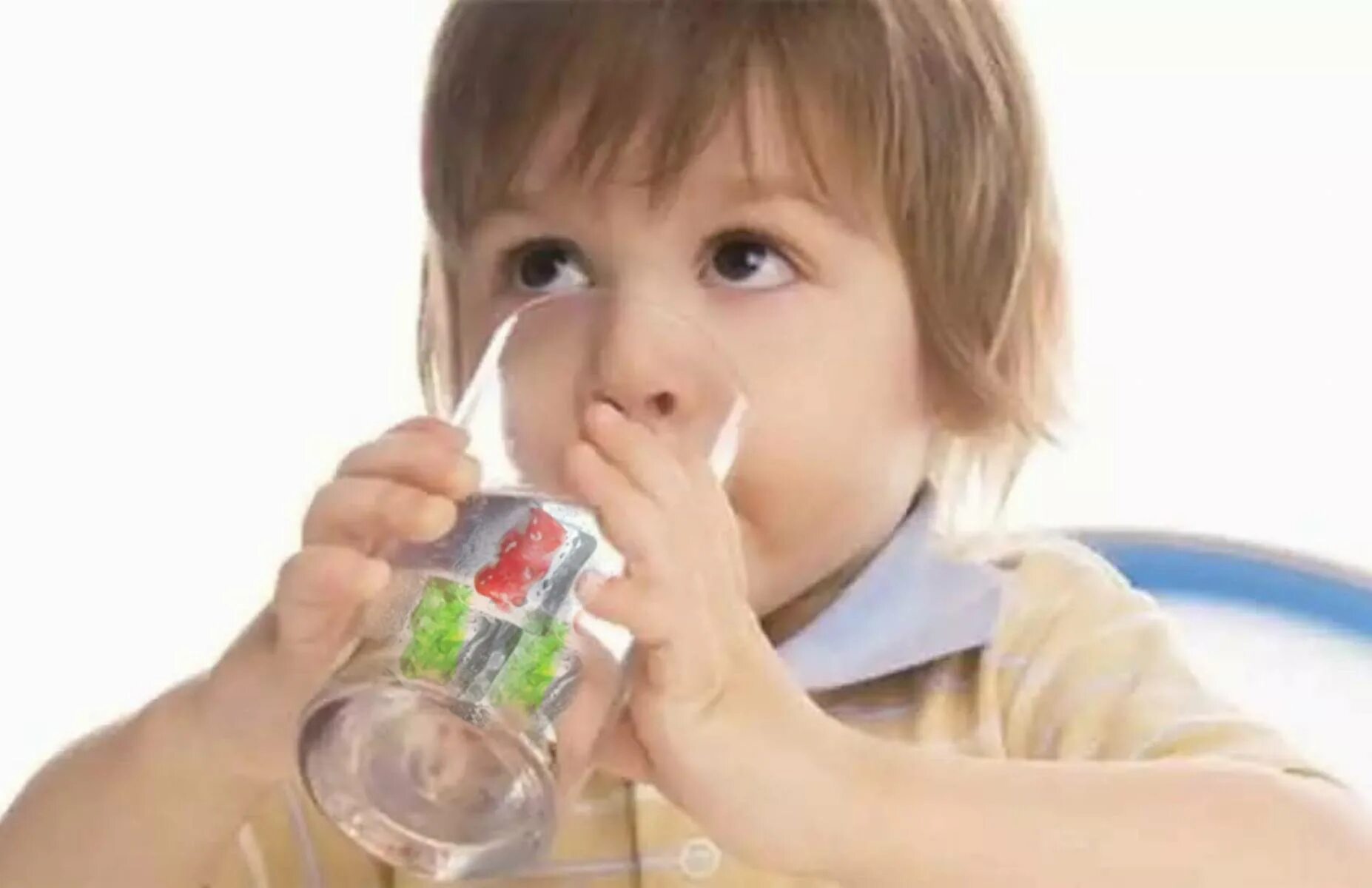 Ребенку 2 года много пьет. Ребенок пьет воду. Допаивание ребенка водой. Питье при обезвоживании у детей. Питьевая вода для детей.