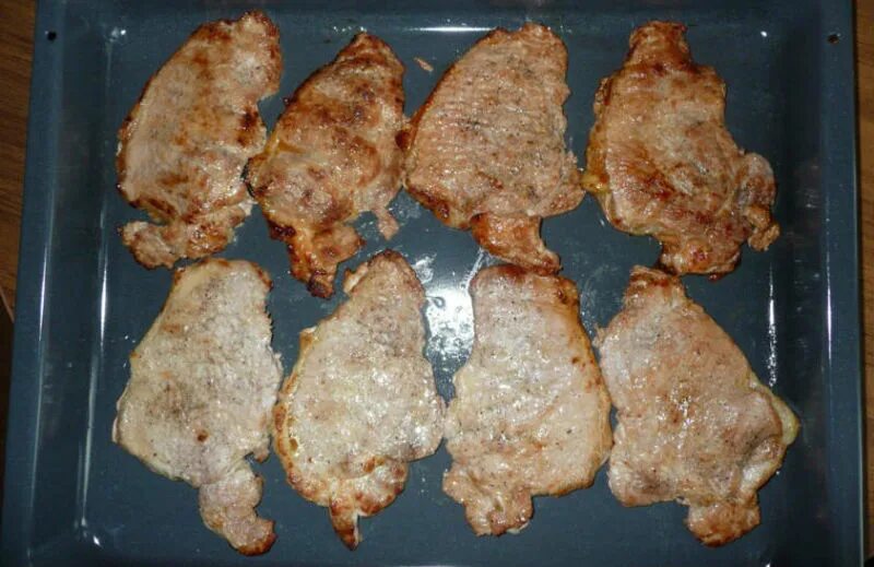Кабачки с мясом в духовке. Мясо на противне в духовке. Как приготовить свинину отбила. Мясные рулеты по французски. Отбивные из свинины в духовке с помидорами.