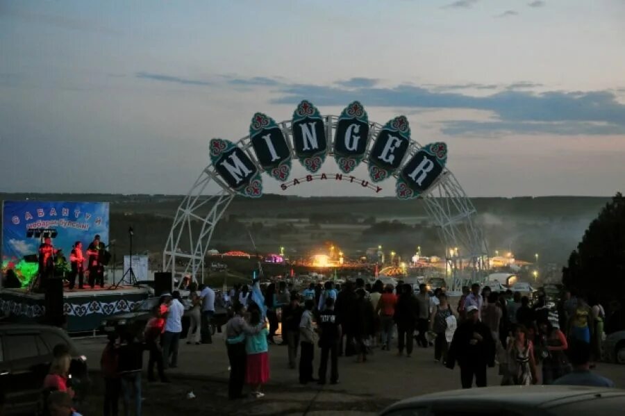 Ночной сабантуй. Ночной сабантуй. Сабантуй эушта. Сабантуй 2011 ермекеево. Сабантуй татарский праздник.