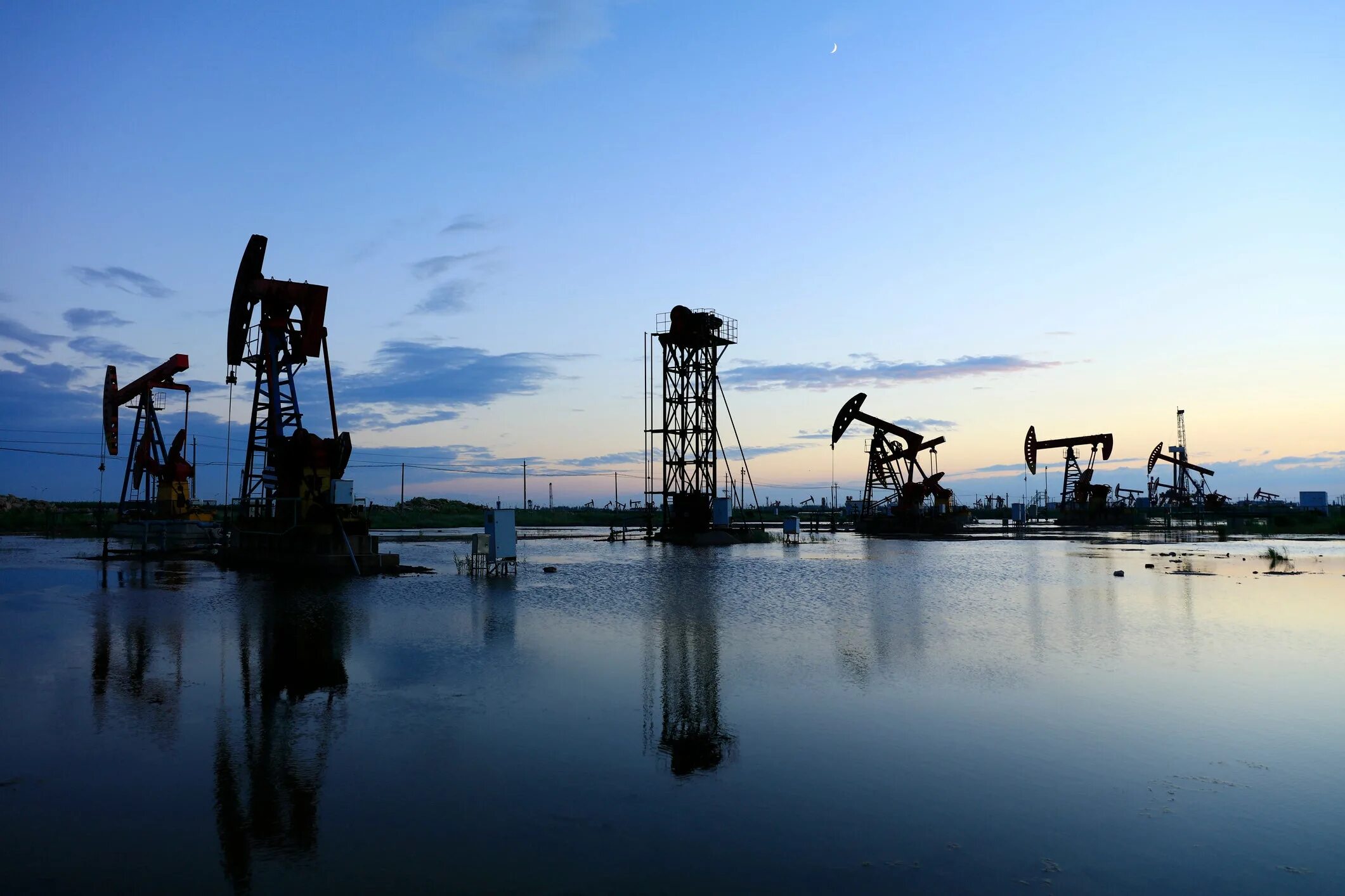 Добыча углеводородного сырья. Нефть. нефтедобыча. нефтяные вышки казахстана. месторождение нефти.
