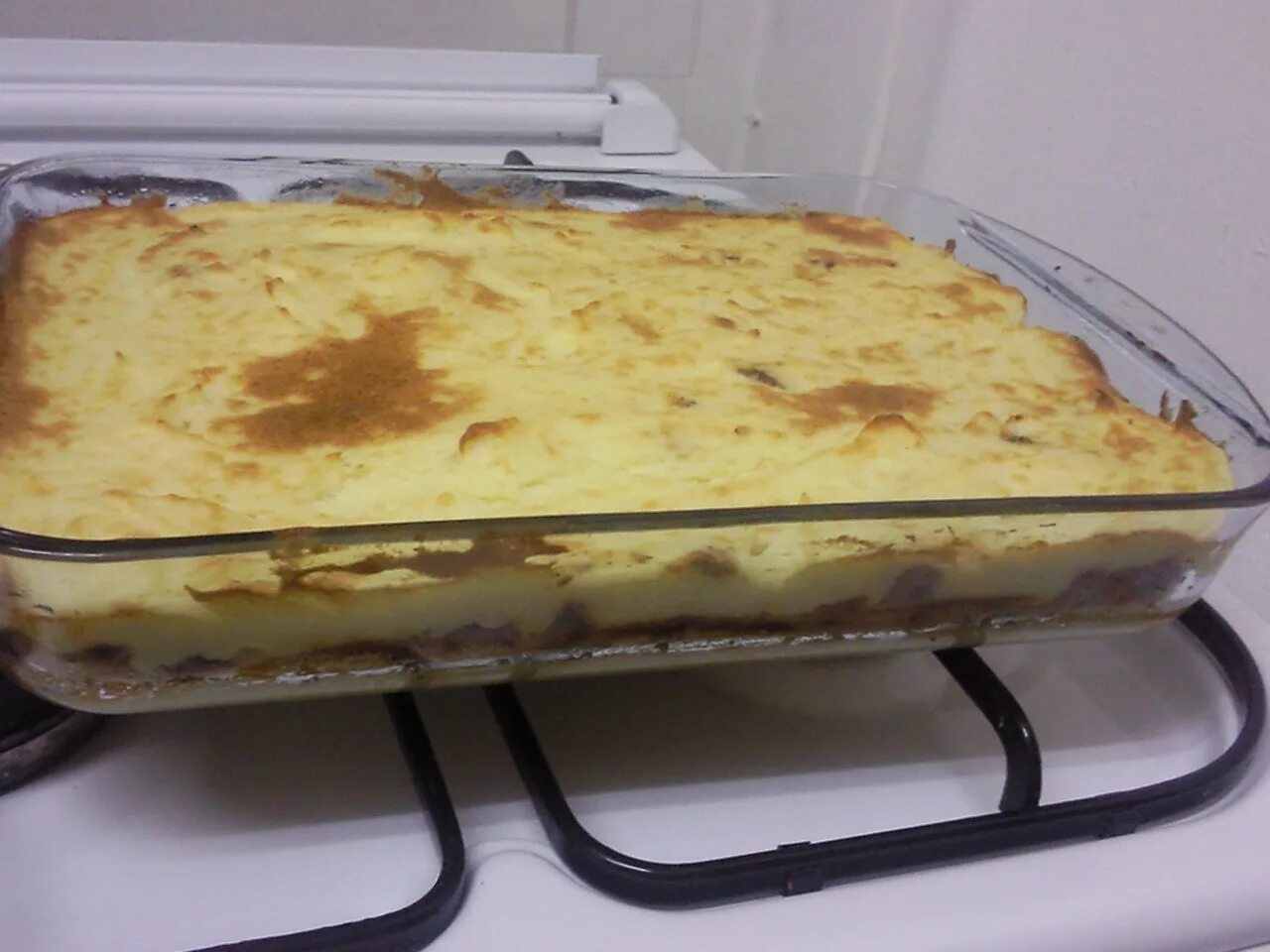 Запеканка картофельная с курицей в духовке. Запеканка картофельная с мясом. Запеканка слоями с картошкой. Запеканка с фаршем и картофелем в духовке. Картофельная запеканка с мясом без яиц и молока.