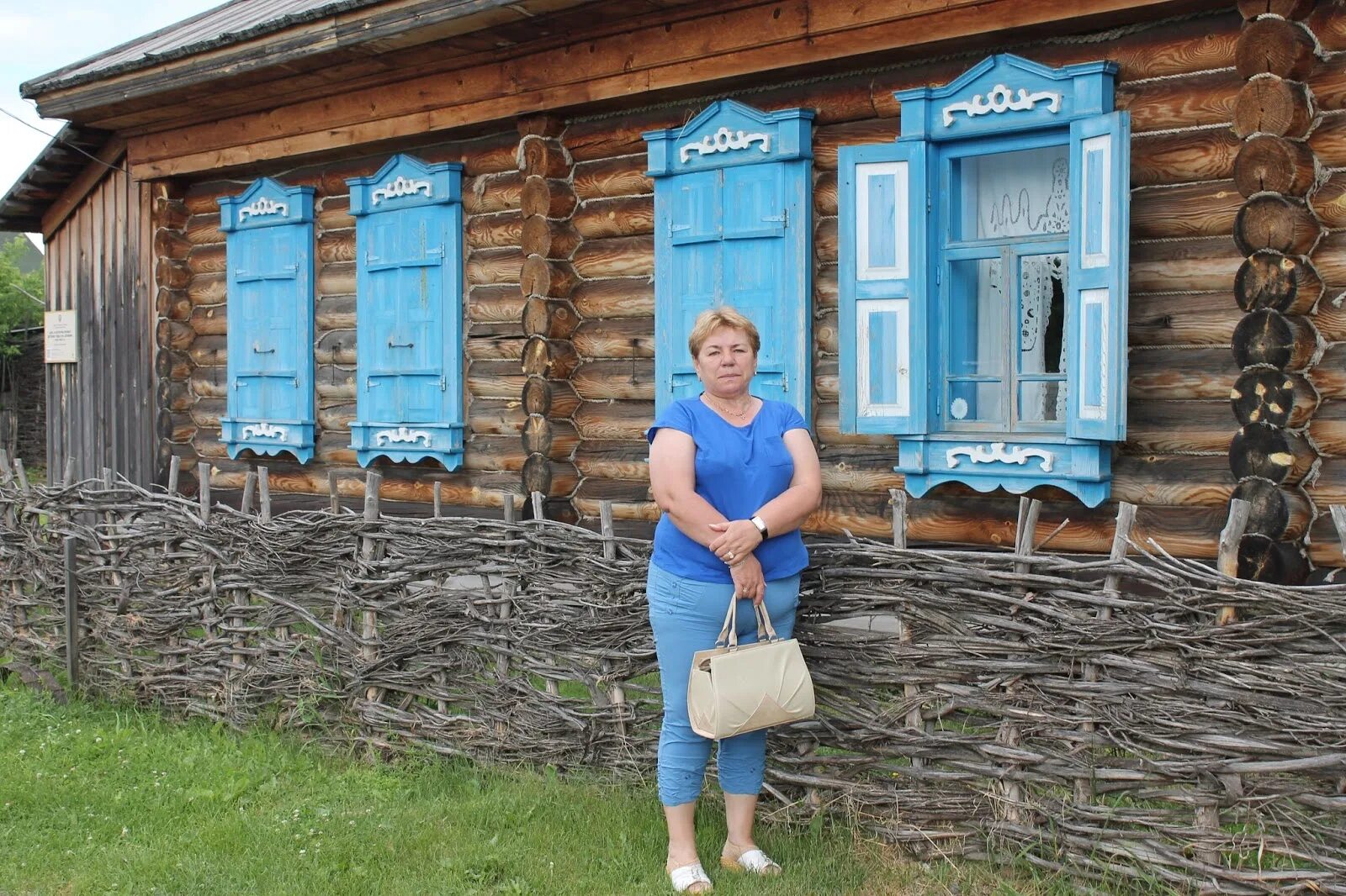 Сростки уровень воды сегодня. Дом Шукшина в Сростках. Музей Шукшина в Сростках. Дом музей матери Шукшина в Сростках. Дом Василия Шукшина в Сростках.