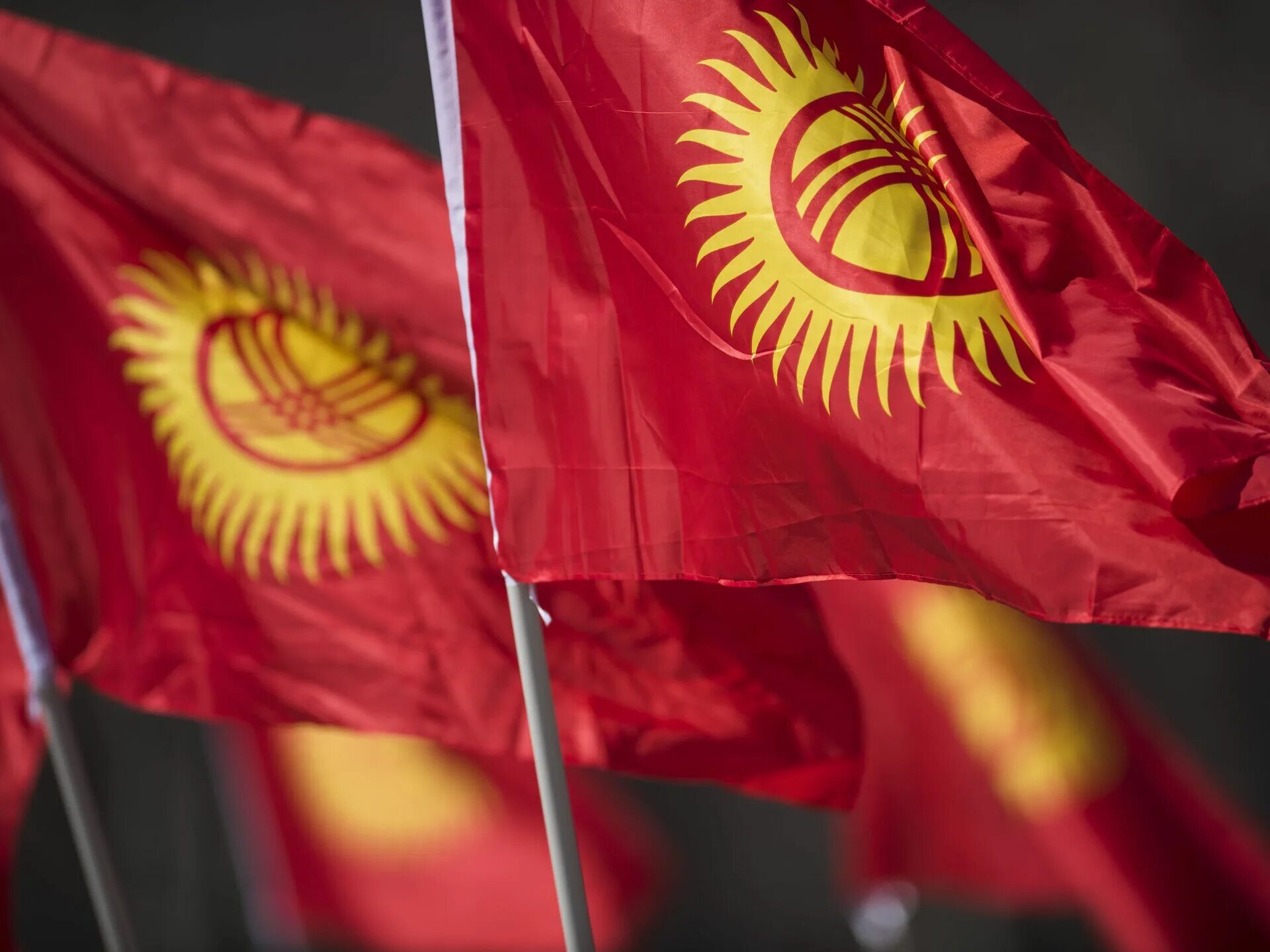 Флаг киргизии до и после. Kyrgyzstan желеги. флаг кыргызской республики. ош желеги. флаг кыргызстана картинки.