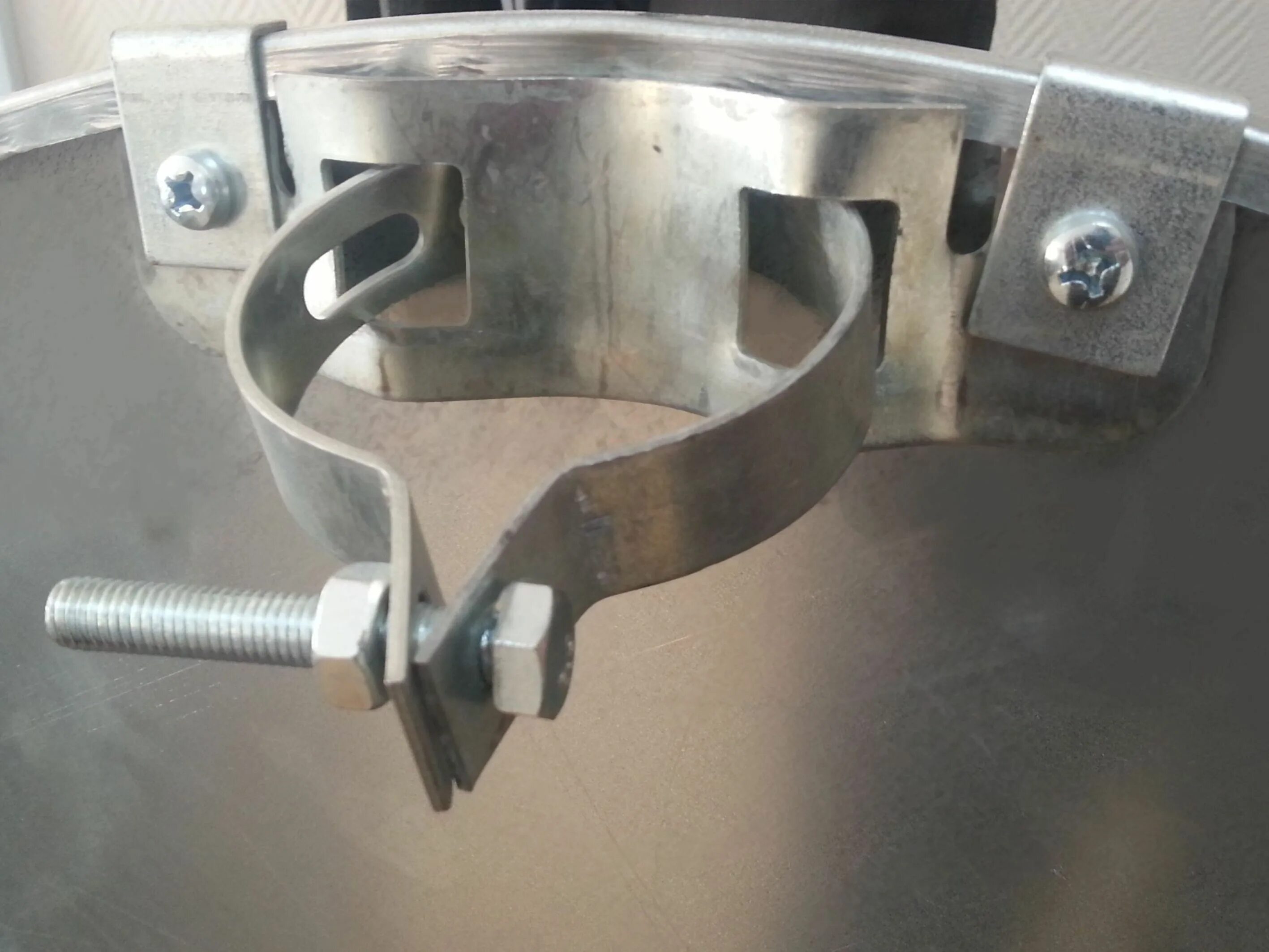 40. Крепление знаков на металлической опоре укс 01212. Крепеж для дорожных знаков. 35 стойка 76мм. 0 d76.