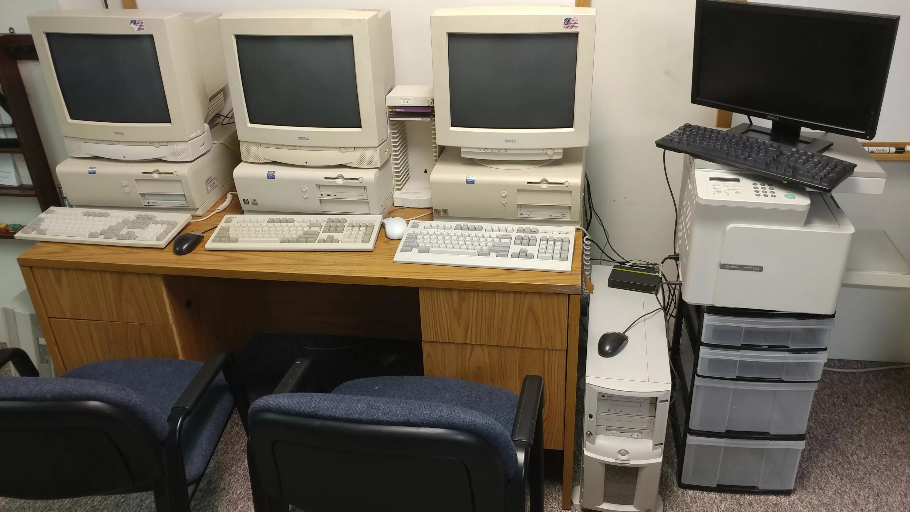 Компьютеры 90 х годов. Компьютер 2000. 90s Computer. Старый компьютер лаборатория. Компьютер из 2000.