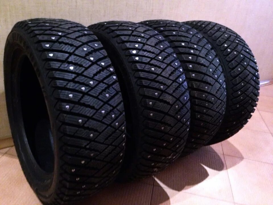 Какая цена зимней. Goodyear ULTRAGRIP Ice Arctic. Goodyear ULTRAGRIP Ice Arctic 215/60r16. Goodyear Ultra Grip Ice Arctic 195/65 r15. Шипованная резина Гудиер Арктик айс.