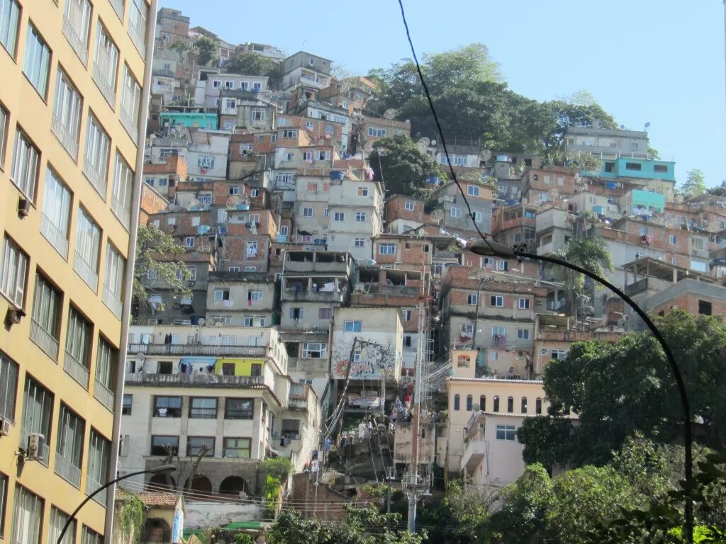 Где живет бразилия. Фавелы Рио де Жанейро. Рио-де-Жанейро город фавелы. Фавелы (трущобы) в Бразилии. Фавелы. Трущобы Рио-де-Жанейро.