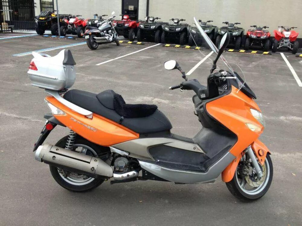 Купить скутер 250. Kymco 250 скутер. Kymco Xciting 250. Скутер 150 кубов Кимко. Kymco 150 кубов мопед.