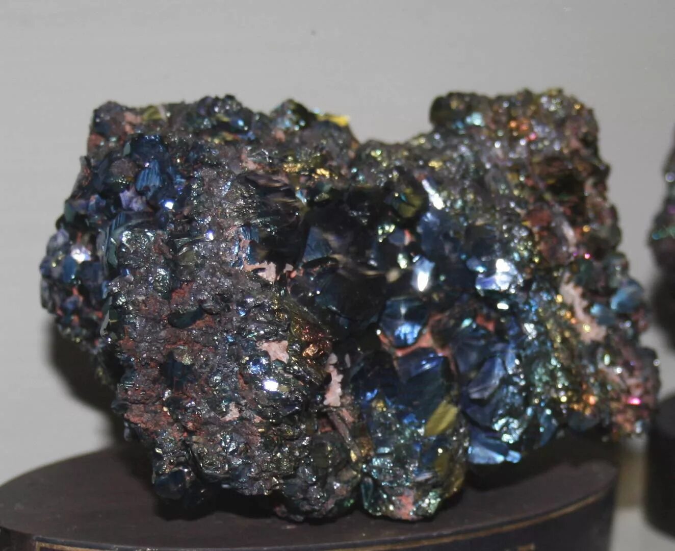 Перелит. Перлит (порода). Кристаллы самоцветы минералы. Радужные кристаллы. Красивые кристаллы.