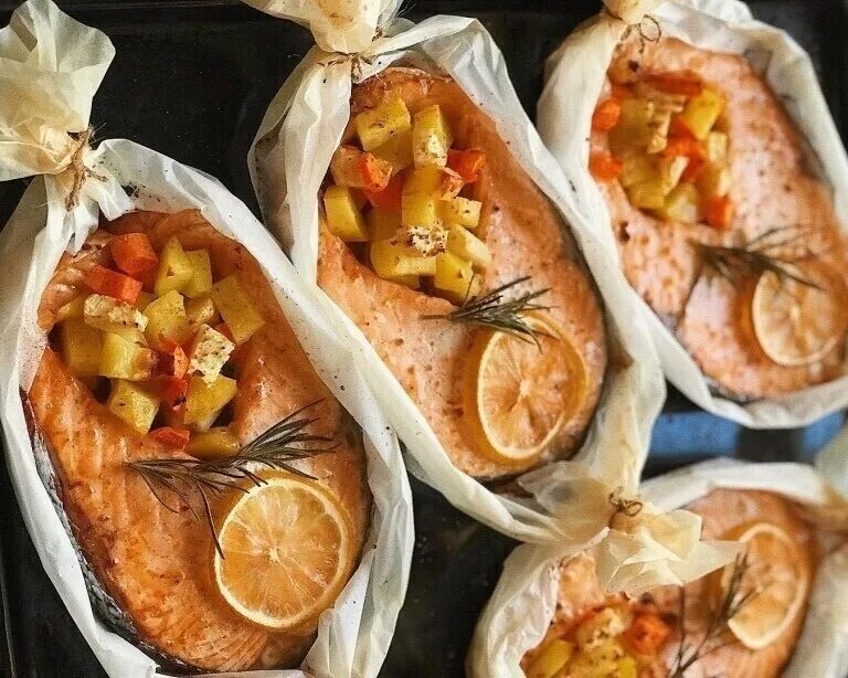 Стейк семги на пергаменте. Лодочки из пергамента для запекания. Лодочки с рыбой. Как сделать лодочки из пергамента для рыбы. Рыба запеченная в пергаменте.