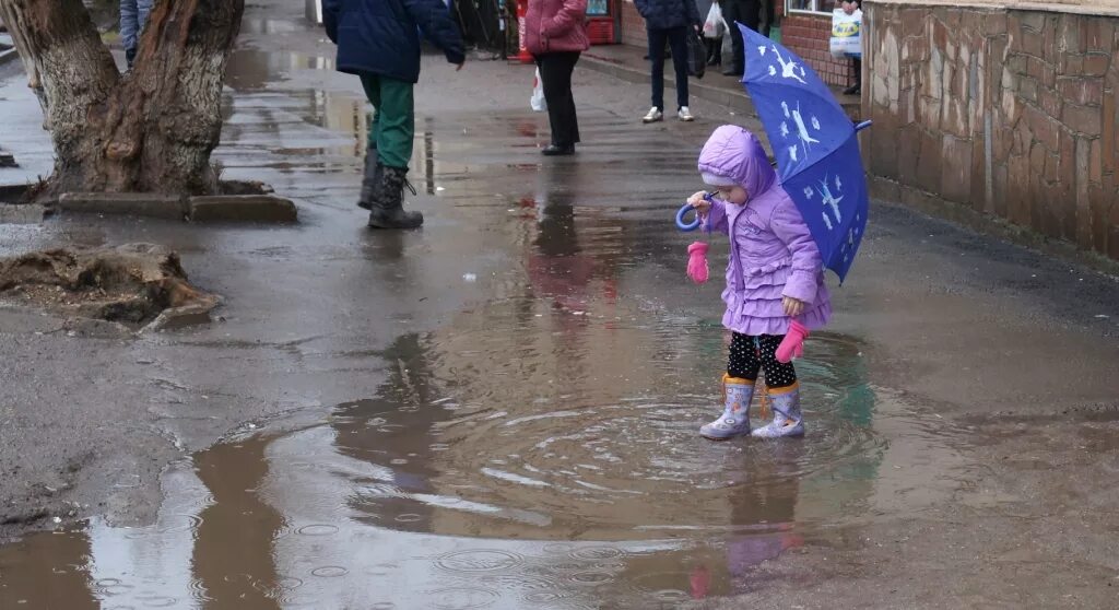 Везде лужи воды. Ребенок в луже. Весенние лужи. Ручеек лужи. Лужа на дороге.