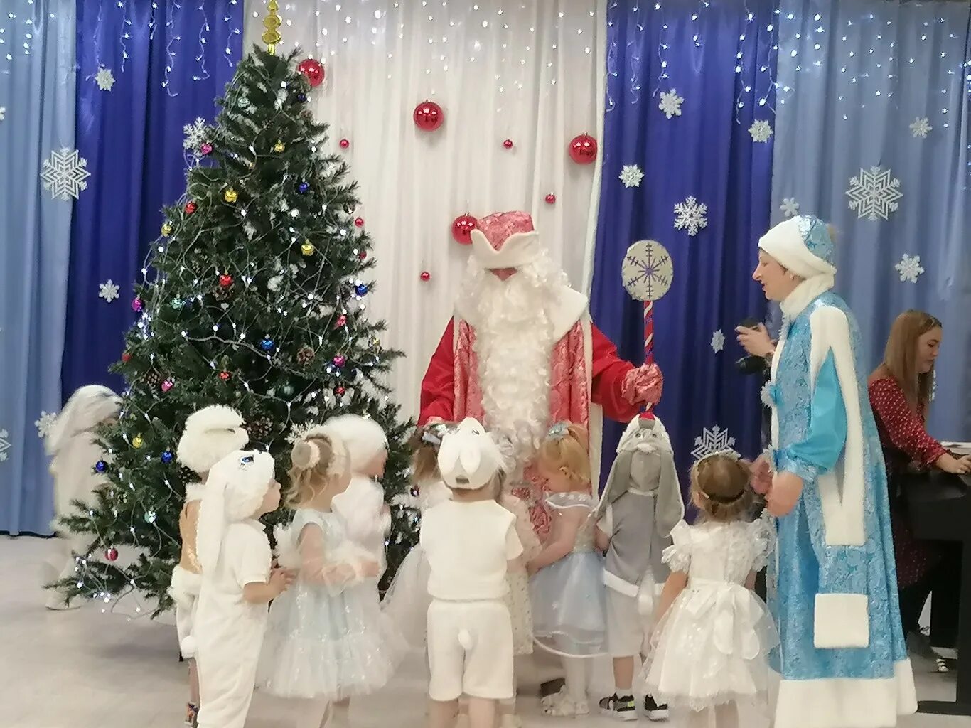 Новогодняя сказка в доу. Идеи для новогоднего утренника. Украшение музыкального зала к новому году. Идеи для новогоднего утренника. Идеи для новогоднего утренника.