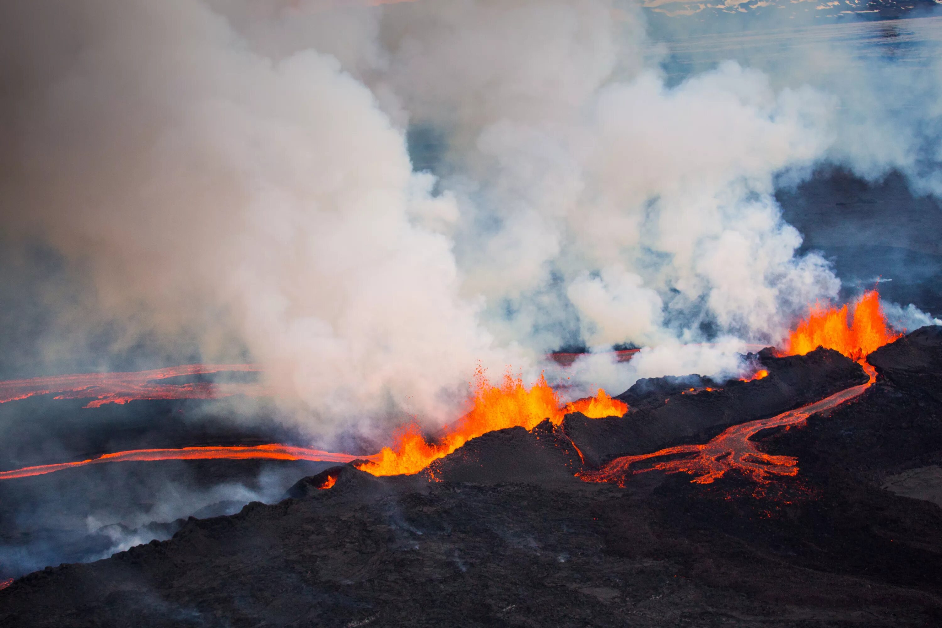 Природные явления извержение вулкана. ЧС вулкан. Вулкан пожар. Вулканы пожары в лесах.