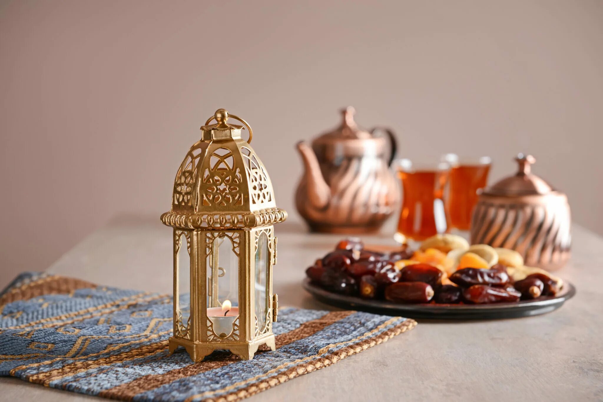 Что дарят на рамадан. Рамадан. Конфетница Ramadan Mubarak. Декор для кухни на праздник Рамадан. Подарки на Рамадан.