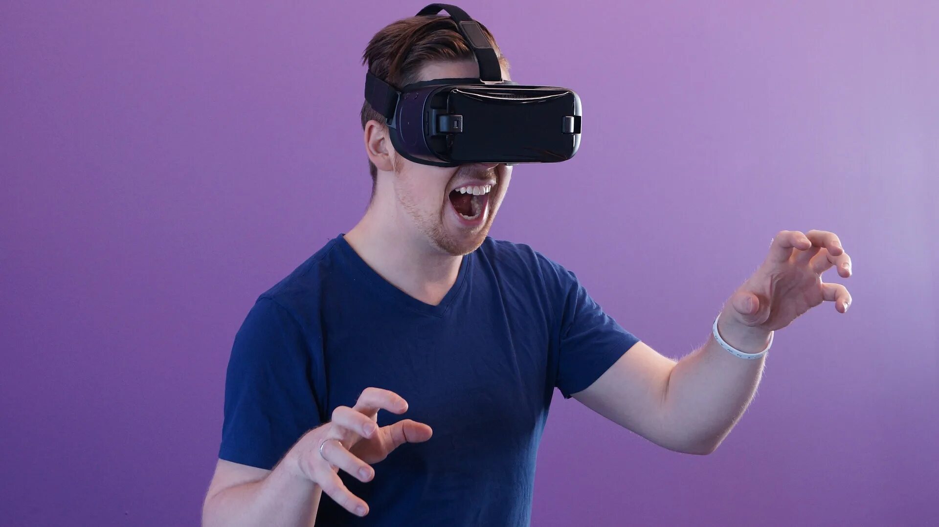 Изображение виртуальной реальности. Очки виртуальной реальности. vr очки на человеке. виртуальная реальность фон. виртуальная реальность дети.