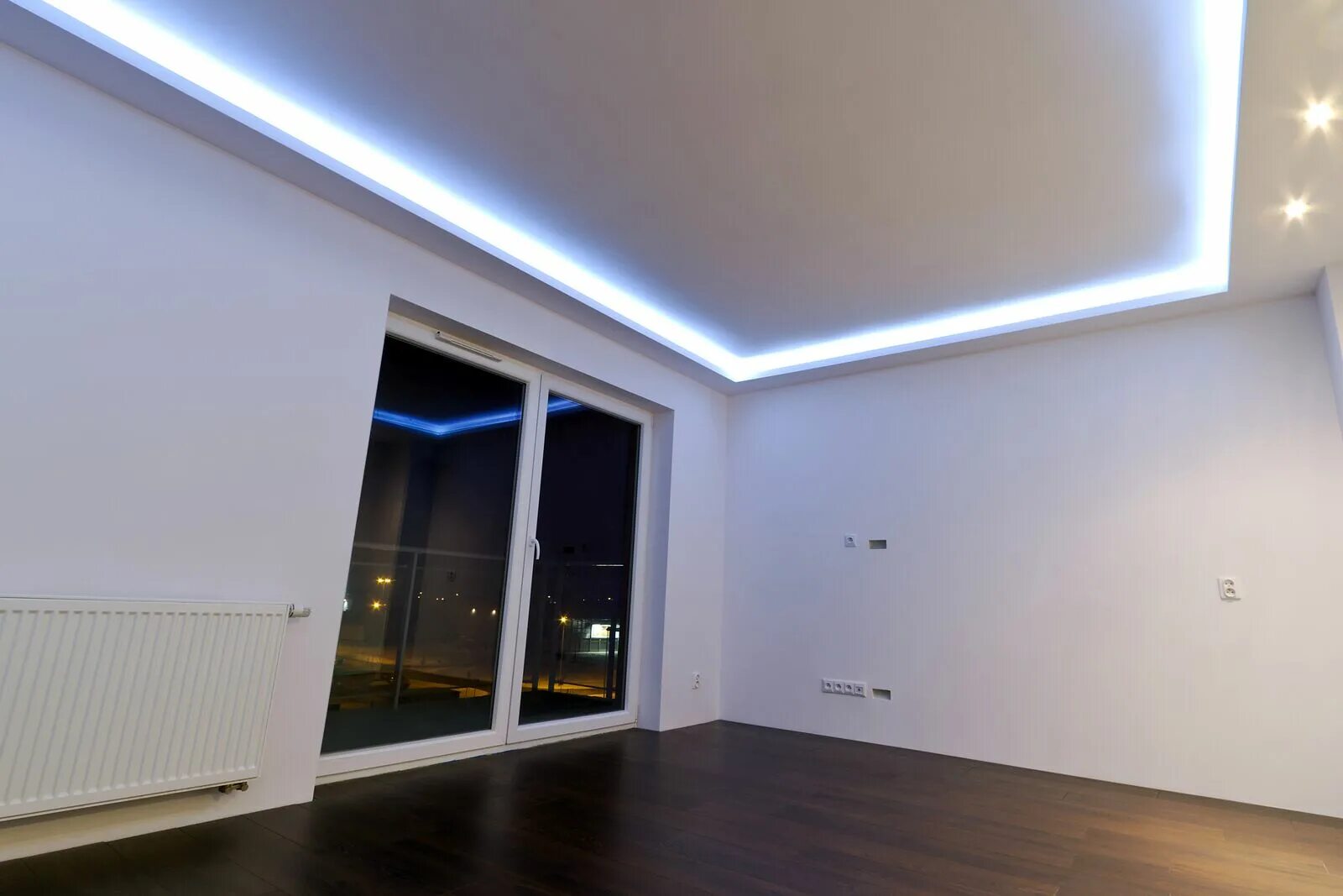 Купить потолки с подсветкой. Потолок с подсветкой. Диодная подсветка потолка. Потолок с подсветкой по периметру. Диодная лента на потолок.