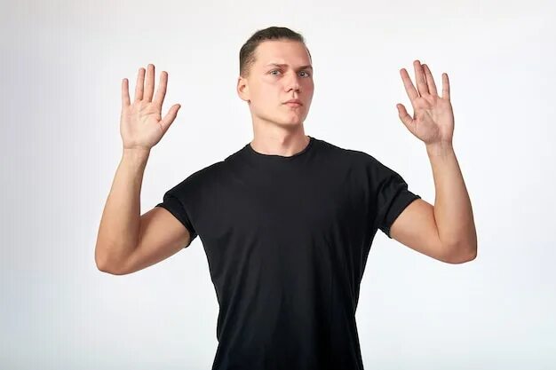 Мужчина поднял руки вверх. Мужчина с поднятыми руками. Доброе утро с распростертыми объятиями картинки. Человек с поднятой рукой. Мужчина с поднятыми руками.