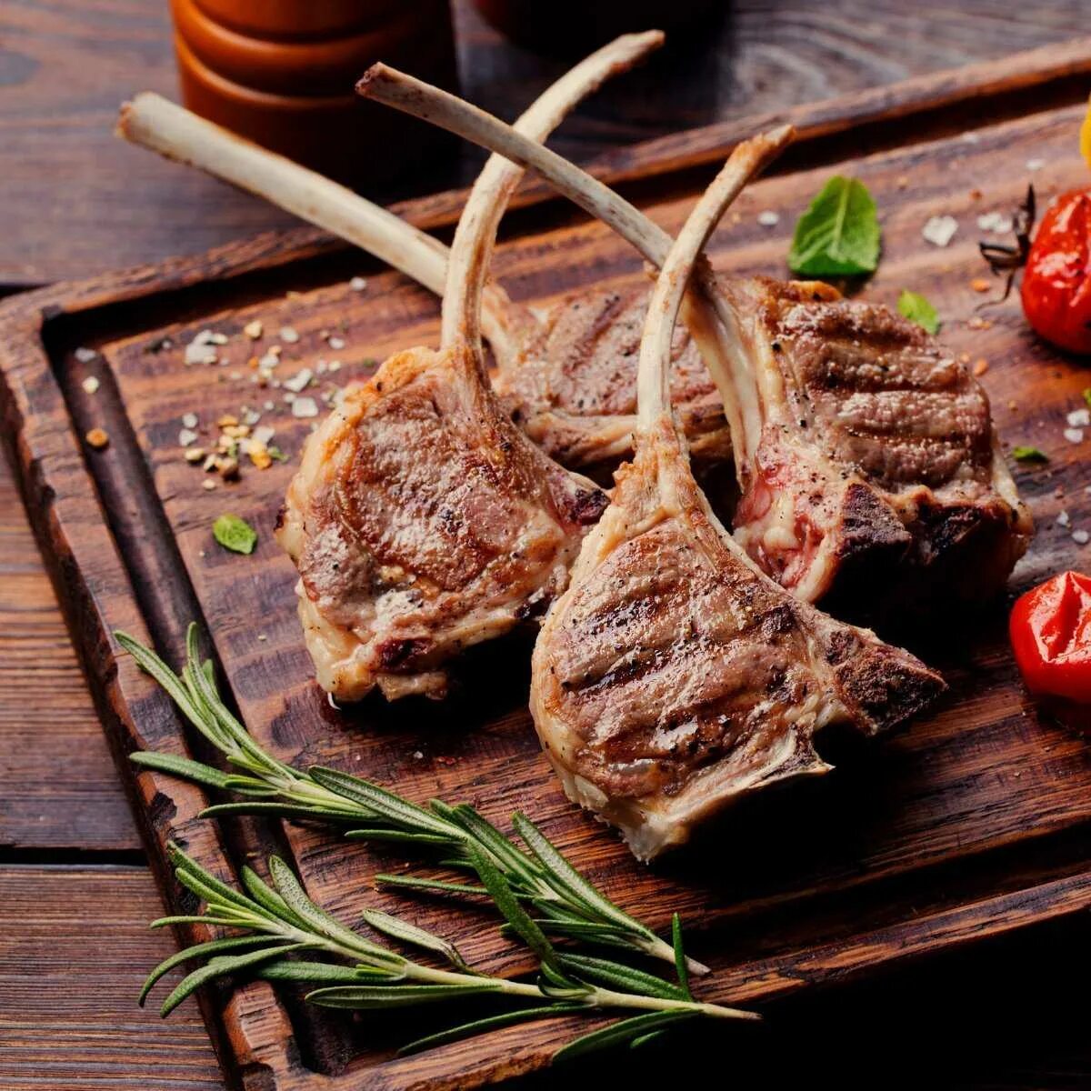 Корейка ягненка шашлык. Бастурма баранина шашлык. Шашлык чалагач баранина. Баранья корейка на мангале. Шашлык из баранины по грузински.