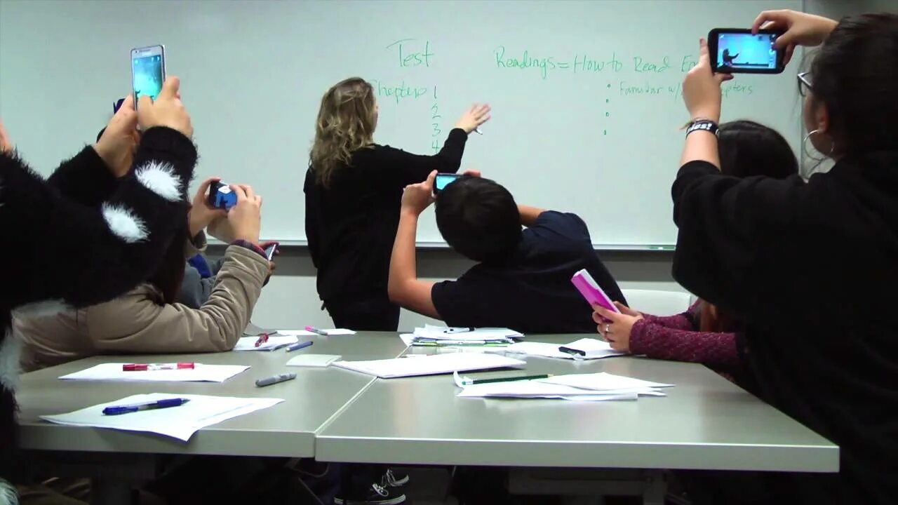 Enter the classroom. Мобильное обучение. phones in the classroom. мобильное обучение фото. mobile phone in class.