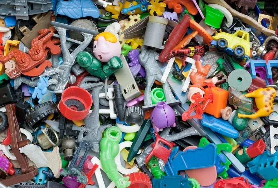 Вещи из пластмассы. Пластиковые игрушки на свалках. Сломанная пластиковая игрушка. Игрушки из пластмассы.