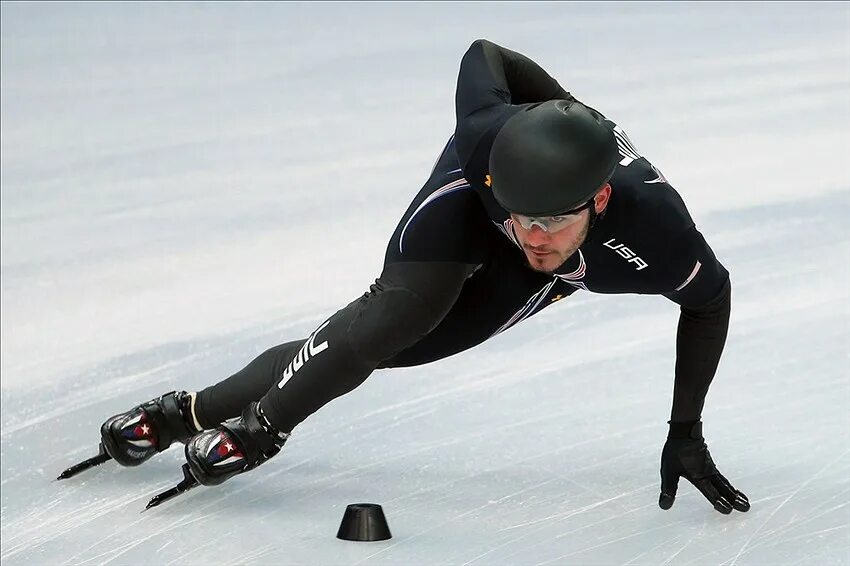 Нарушение требований к спортивной экипировке. Шорт трек экипировка. Экипировка конькобежца. Конькобежный спорт экипировка. Шлем конькобежца.