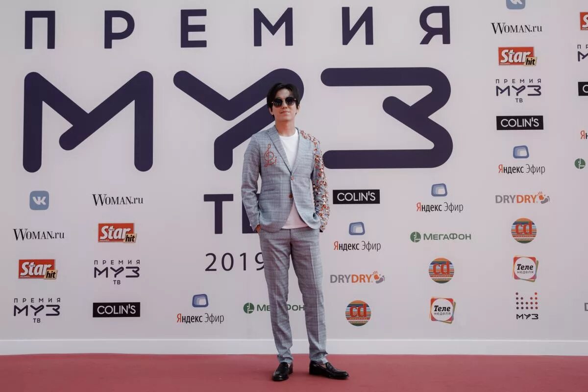 Муз тв лети. Димаш премия муз ТВ 2019. Музыкальный канал муз ТВ. Премия муз ТВ 2019 rasa.