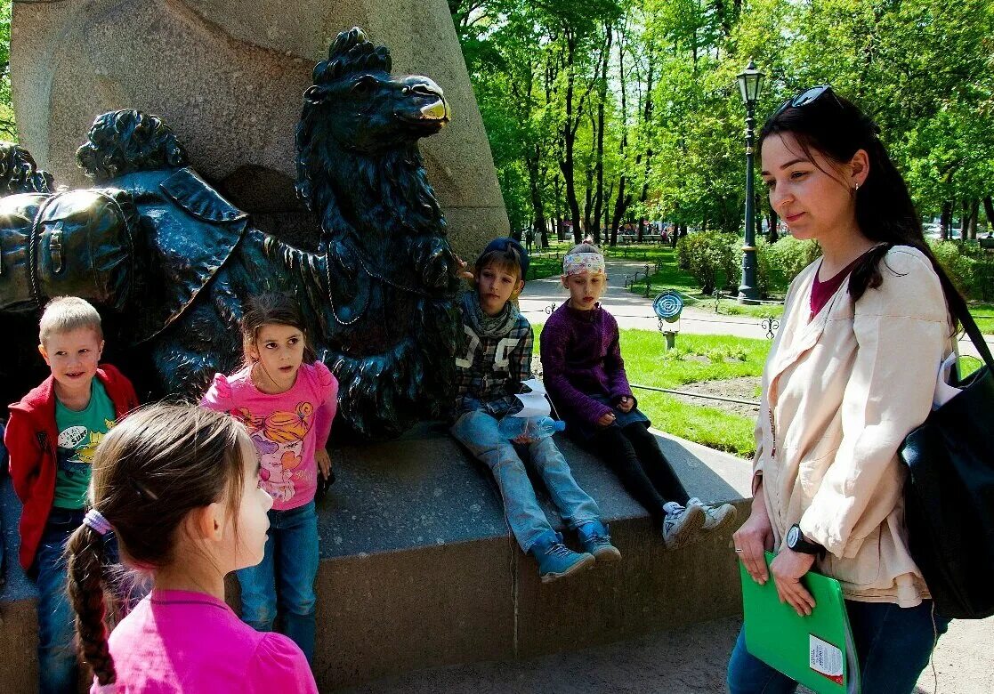 Экскурсия с ребенком 2 года. Дети на экскурсии. Детские экскурсии. Александровскому саду с детьми экскурсия. Экскурсовод для детей.